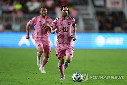 영국 매체 '데일리 메일'이 8일(한국시간) 데이비드 베컴이 구단주로 있는 미국 MLS 인터 마이애미가 최근 맨체스터 시티와 결별을 발표한 더브라위너에게 제안을 고려하고 있다고 보도했다. '디에슬레틱'은 마이애미가 더브라위너의 우선협상권을 갖고 있다고 보도했다. 연합뉴스