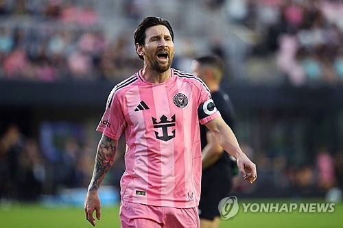 영국 매체 '데일리 메일'이 8일(한국시간) 데이비드 베컴이 구단주로 있는 미국 MLS 인터 마이애미가 최근 맨체스터 시티와 결별을 발표한 더브라위너에게 제안을 고려하고 있다고 보도했다. '디에슬레틱'은 마이애미가 더브라위너의 우선협상권을 갖고 있다고 보도했다. 연합뉴스