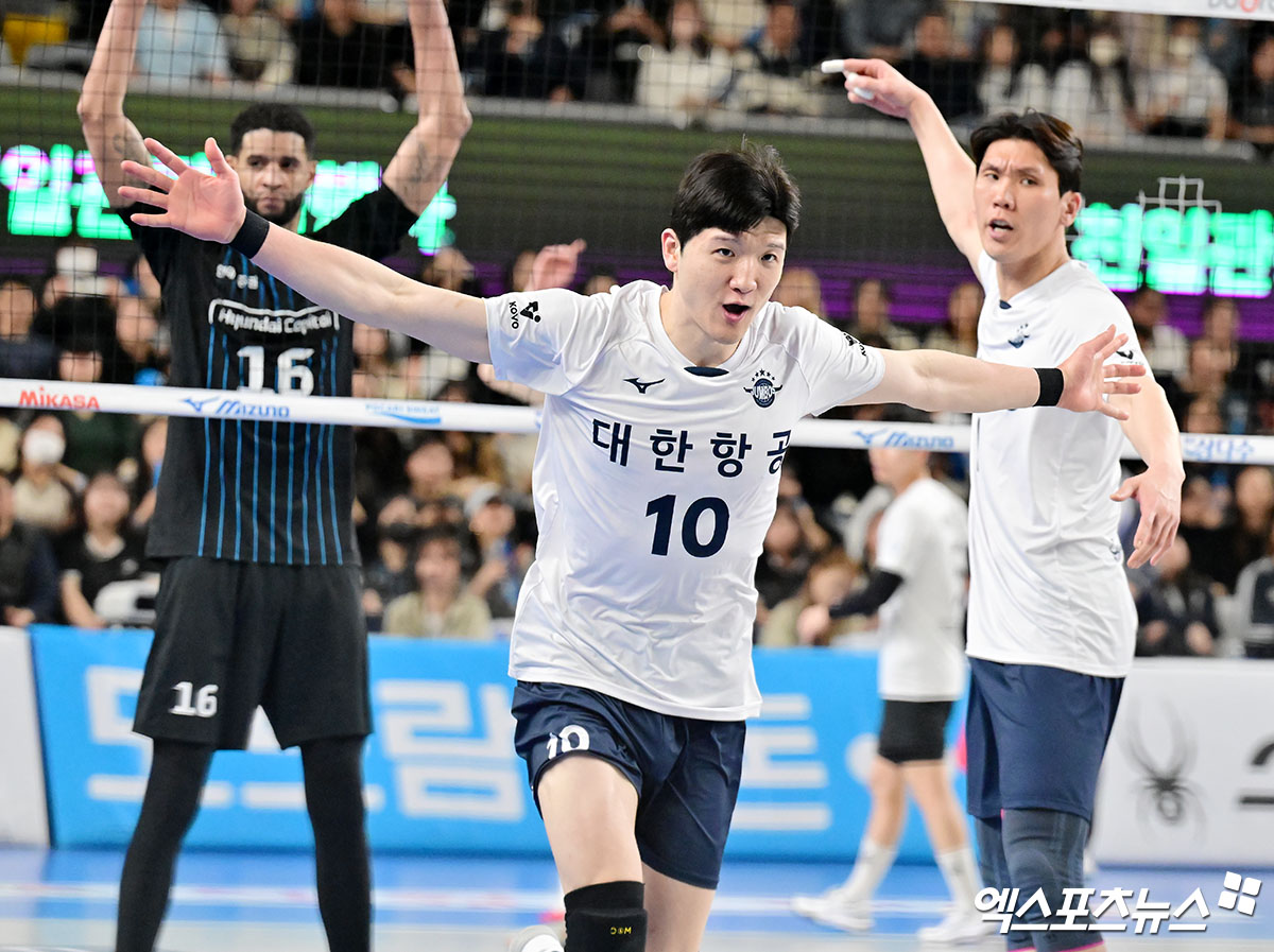 10번을 단 대한항공 아웃사이드 히터 정지석이 올해 챔피언결정전 경기에 출전해 세리머니하고 있다. 엑스포츠뉴스 DB