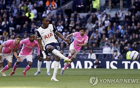 페널티킥을 놓고 토트넘 공격수 브레넌 존슨과 마티스 텔이 다투는 모습을 영국 현지에서도 주목했다. 프리미어리그 선수 출신인 영국 BBC 패널 트로이 디니는 '페널티킥 상황에서 이런 장면은 팀 전체적으로 좋지 않다고 생각한다. 페널티킥을 얻었고 요청을 했으면 직접 차야 한다. 텔이 임대 선수고 이작 득점하지 못했다. 이 상황은 팀보다 개인에 더 초점이 맞춰져 있다. 그래서 나는 이런 상황이 마음에 들지 않는다. 존슨이 좌절감을 느끼는 모습을 볼 수 있었다'라고 밝혔다. 연합뉴스