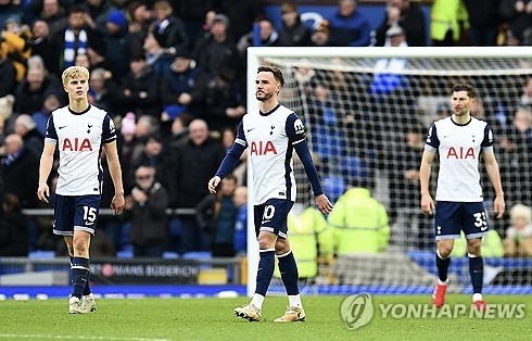 페널티킥을 놓고 토트넘 공격수 브레넌 존슨과 마티스 텔이 다투는 모습을 영국 현지에서도 주목했다. 프리미어리그 선수 출신인 영국 BBC 패널 트로이 디니는 '페널티킥 상황에서 이런 장면은 팀 전체적으로 좋지 않다고 생각한다. 페널티킥을 얻었고 요청을 했으면 직접 차야 한다. 텔이 임대 선수고 이작 득점하지 못했다. 이 상황은 팀보다 개인에 더 초점이 맞춰져 있다. 그래서 나는 이런 상황이 마음에 들지 않는다. 존슨이 좌절감을 느끼는 모습을 볼 수 있었다'라고 밝혔다. 연합뉴스