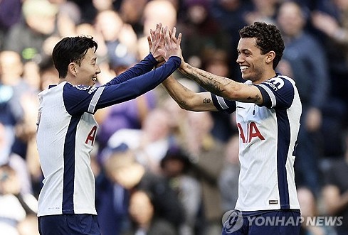 페널티킥을 놓고 토트넘 공격수 브레넌 존슨과 마티스 텔이 다투는 모습을 영국 현지에서도 주목했다. 프리미어리그 선수 출신인 영국 BBC 패널 트로이 디니는 '페널티킥 상황에서 이런 장면은 팀 전체적으로 좋지 않다고 생각한다. 페널티킥을 얻었고 요청을 했으면 직접 차야 한다. 텔이 임대 선수고 이작 득점하지 못했다. 이 상황은 팀보다 개인에 더 초점이 맞춰져 있다. 그래서 나는 이런 상황이 마음에 들지 않는다. 존슨이 좌절감을 느끼는 모습을 볼 수 있었다'라고 밝혔다. 연합뉴스