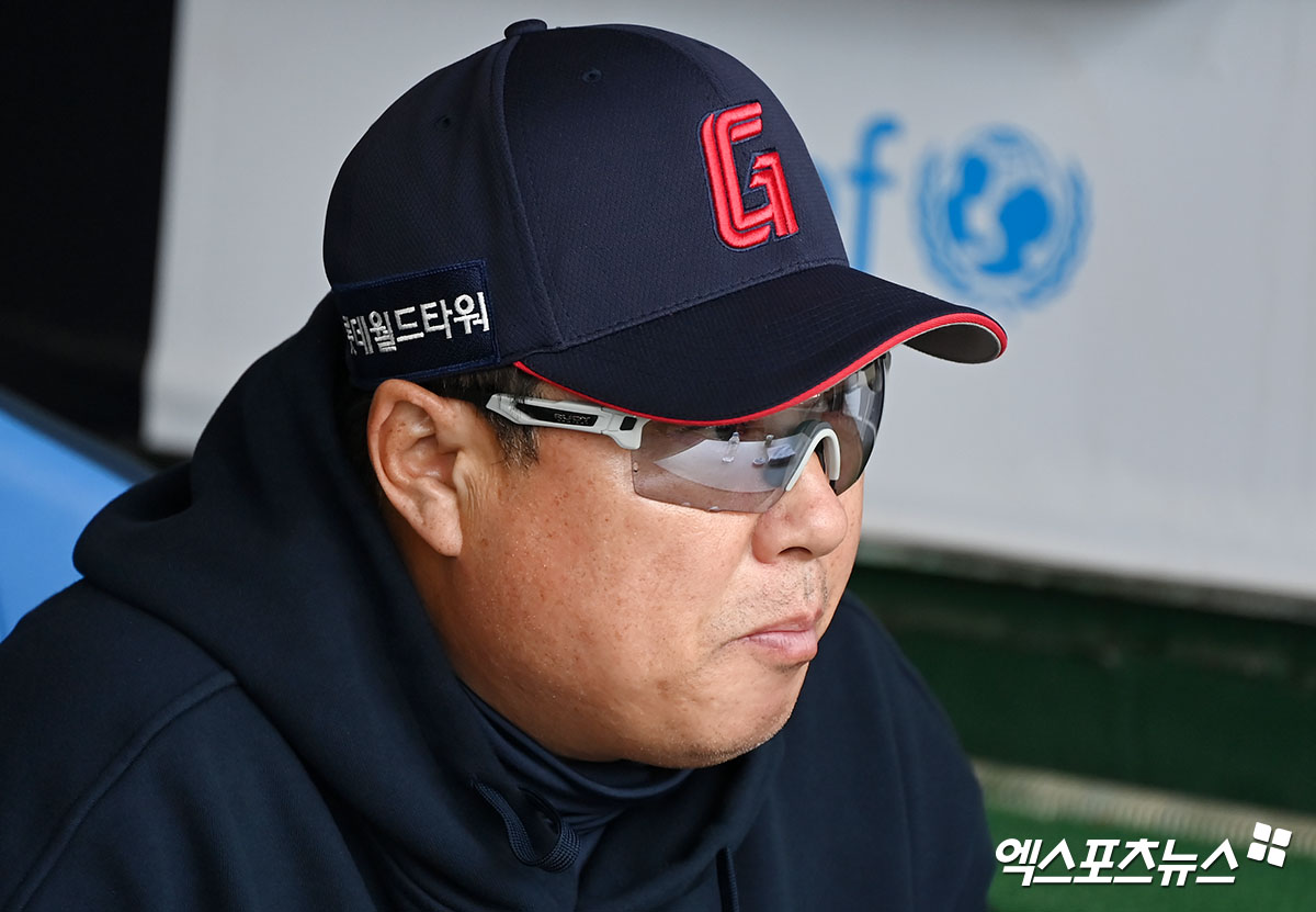 김태형 롯데 감독은 8일 사직구장에서 열릴 '2025 신한 SOL Bank KBO 리그' KIA와 정규시즌 첫 번째 맞대결을 앞두고 직전 경기(6일 사직 두산전)을 돌아보며 자신의 투수 교체 실수를 인정했다. 엑스포츠뉴스 DB