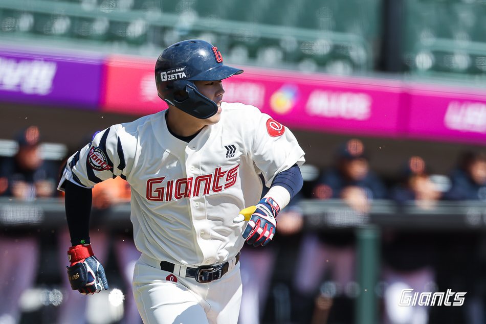 롯데 내야수 고승민은 8일 사직구장에서 열릴 '2025 신한 SOL Bank KBO 리그' KIA와 정규시즌 첫 번째 맞대결에서 7번 지명타자로 선발 출전한다. 왼쪽 내복사근 부상에서 돌아와 타격감 회복에 초점을 맞춘다. 롯데 자이언츠