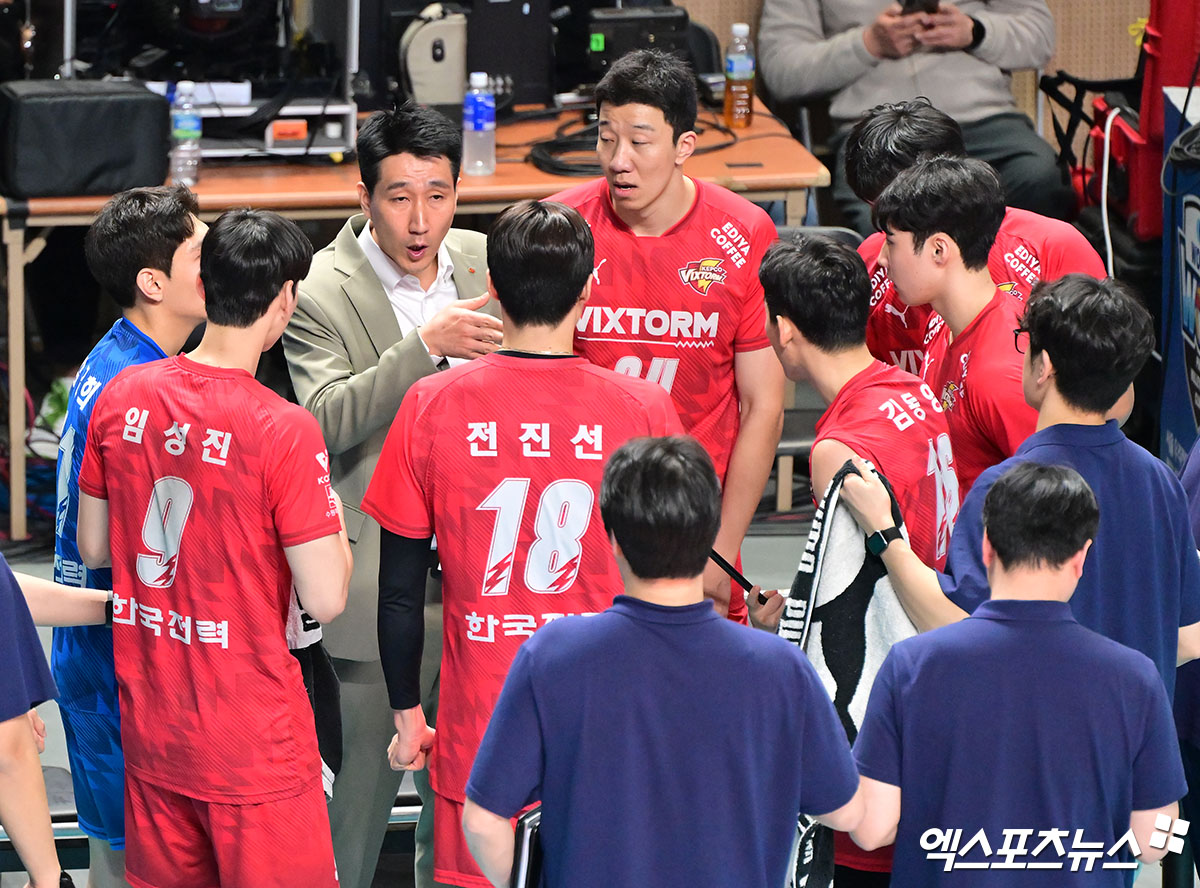12일 오후 서울 장충체육관에서 열린 ‘도드람 2024-2025 V-리그’ 우리카드와 한국전력의 경기, 한국전력 권영민 감독이 작전타임을 갖고 있다. 엑스포츠뉴스 DB