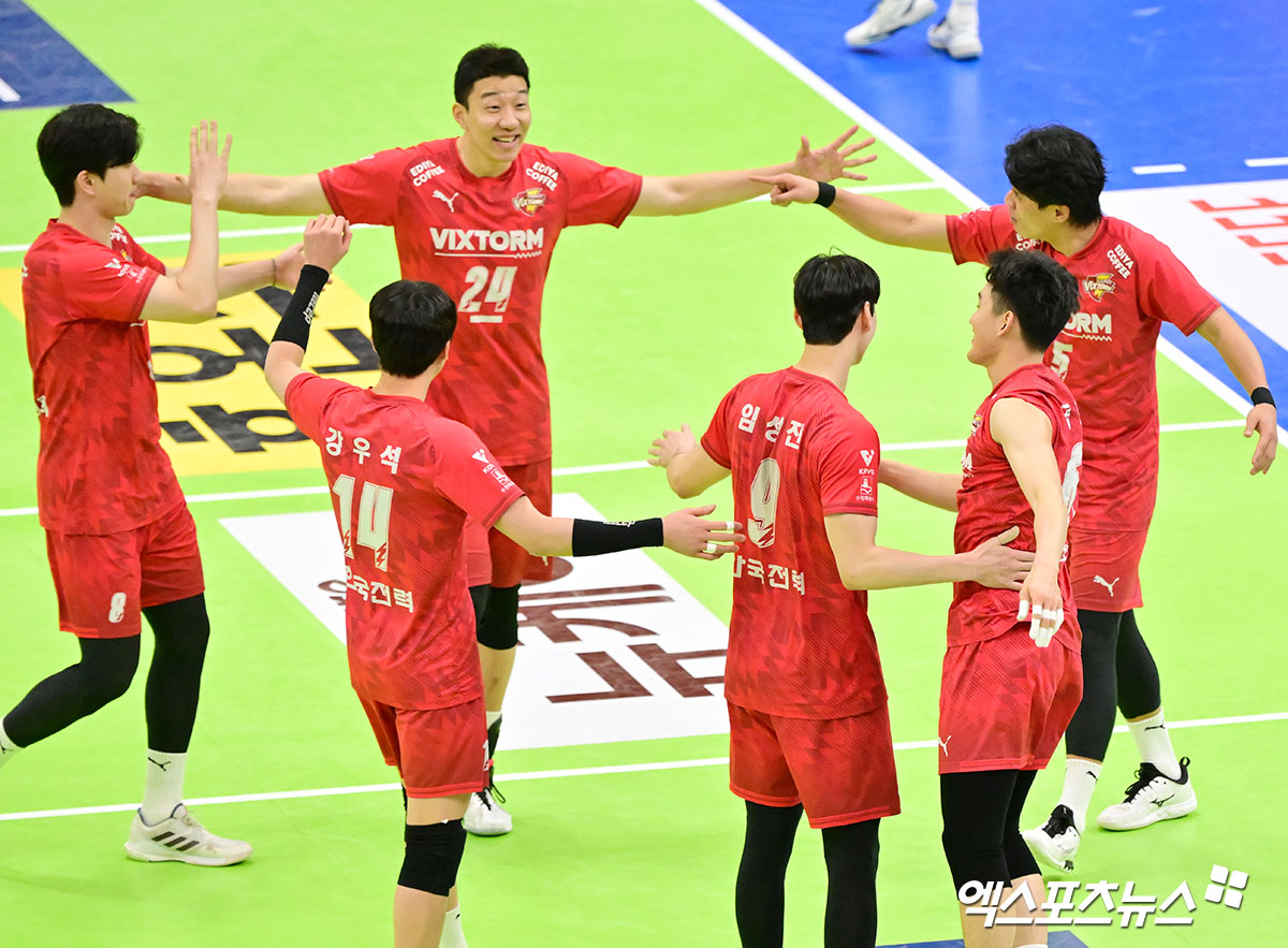 4일 오후 경기도 수원실내체육관에서 열린 ‘도드람 2024-2025 V-리그’ 한국전력과 대한항공의 경기, 한국전력 선수들이 득점 후 기뻐하고 있다. 엑스포츠뉴스 DB