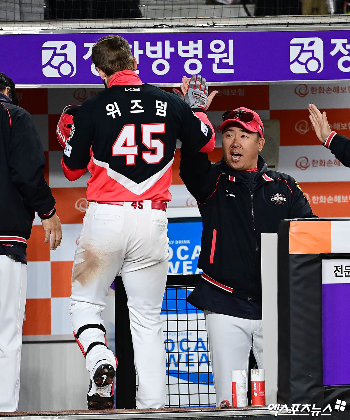 KIA 내야수 위즈덤(45번)은 8일 사직구장에서 열릴 '2025 신한 SOL Bank KBO 리그' 롯데와 정규시즌 첫 번째 맞대결에서 2번타자 1루수로 선발 출전한다. 직전 경기였던 6일 잠실 LG전에서 5번타자로 배치됐지만, 한 경기 만에 2번으로 복귀했다. 엑스포츠뉴스 DB