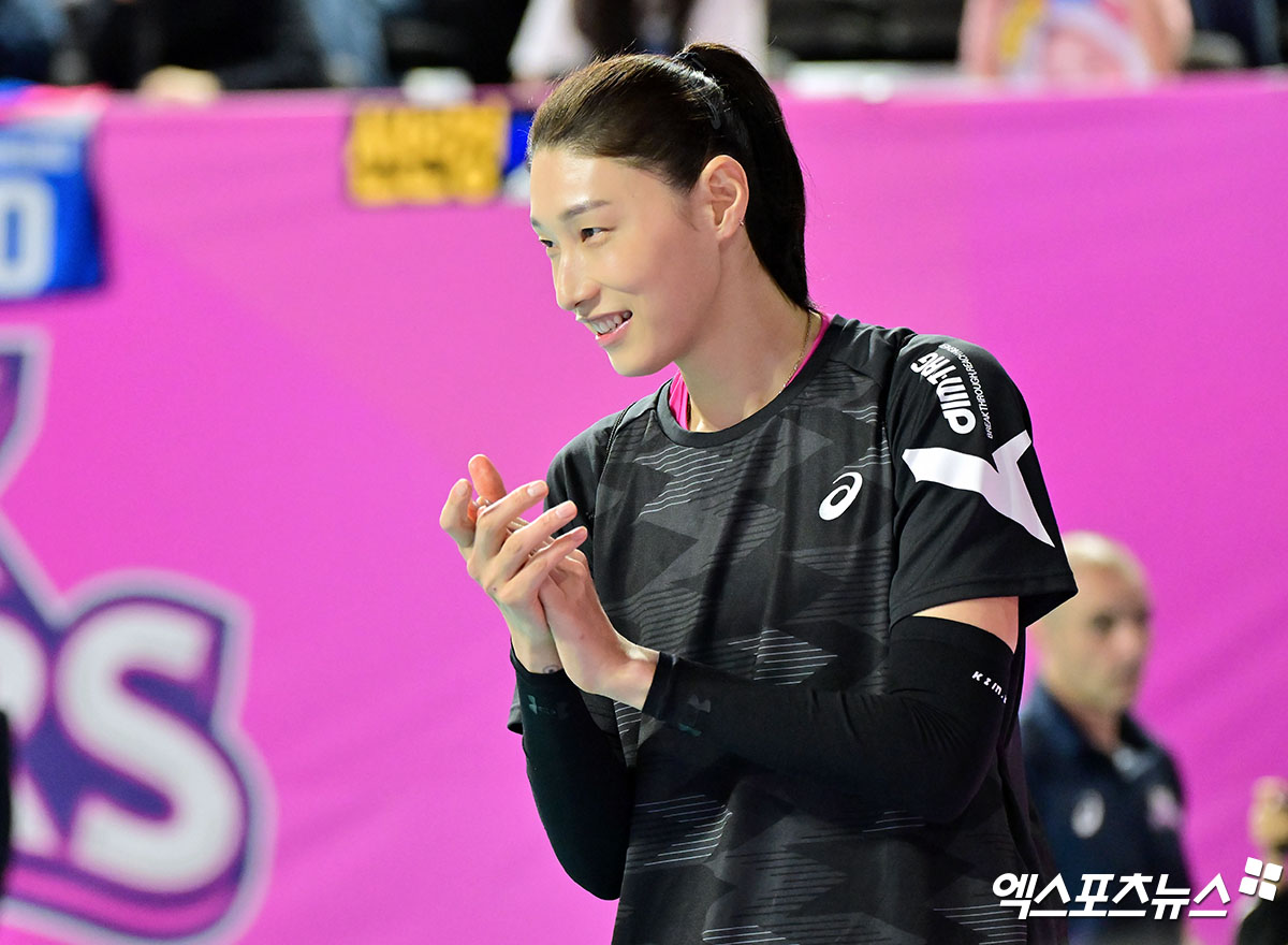 흥국생명 김연경이 8일 인천 삼산월드체육관에서 V리그 여자부 챔피언결정전 5차전 정관장과의 경기를 준비하고 있다. 엑스포츠뉴스 인천, 김한준 기자