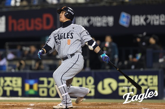 한화 이글스 내야수 노시환이 8일 잠실 두산전에서 1회 초 선제 3점 홈런을 쏘아 올렸다. 한화 이글스