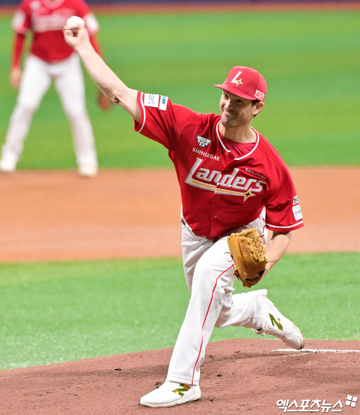 28일 오후 서울 구로구 고척스카이돔에서 열린 '2025 신한 SOL Bank KBO리그' SSG 랜더스와 키움 히어로즈의 경기, 1회말 SSG 선발투수 앤더슨이 공을 힘차게 던지고 있다. 엑스포츠뉴스 DB