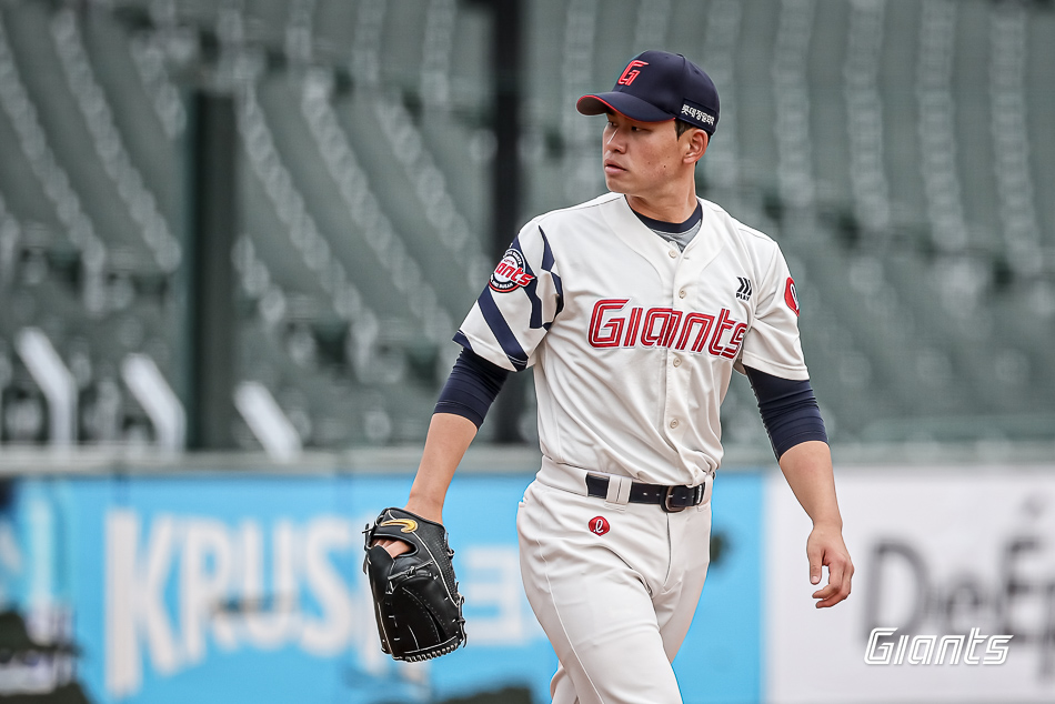 롯데 투수 김진욱은 8일 사직구장에서 열린 '2025 신한 SOL Bank KBO 리그' KIA와 정규시즌 첫 번째 맞대결에서 선발 등판했다. 5회초까지 완벽했지만, 6회초 급격하게 흔들려 5⅓이닝 3실점했다. 롯데 자이언츠