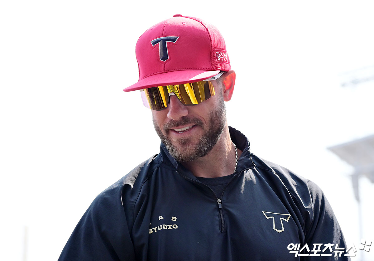 KIA 내야수 위즈덤은 8일 사직구장에서 열린 '2025 신한 SOL Bank KBO 리그' 롯데와 정규시즌 첫 번째 맞대결에서 2번타자 1루수로 선발 출전한다. 직전 경기였던 6일 잠실 LG전에서 5번타자로 배치됐지만, 한 경기 만에 2번으로 복귀했다. 엑스포츠뉴스 DB