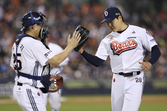 두산 베어스 포수 양의지가 8일 잠실 한화전에서 4타수 3안타 1홈런 2타점 1득점으로 팀 승리에 큰 힘을 보탰다. 두산 베어스