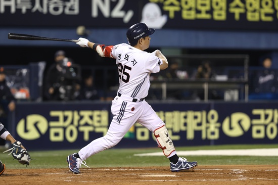 두산 베어스 포수 양의지가 8일 잠실 한화전에서 4타수 3안타 1홈런 2타점 1득점으로 팀 승리에 큰 힘을 보탰다. 두산 베어스