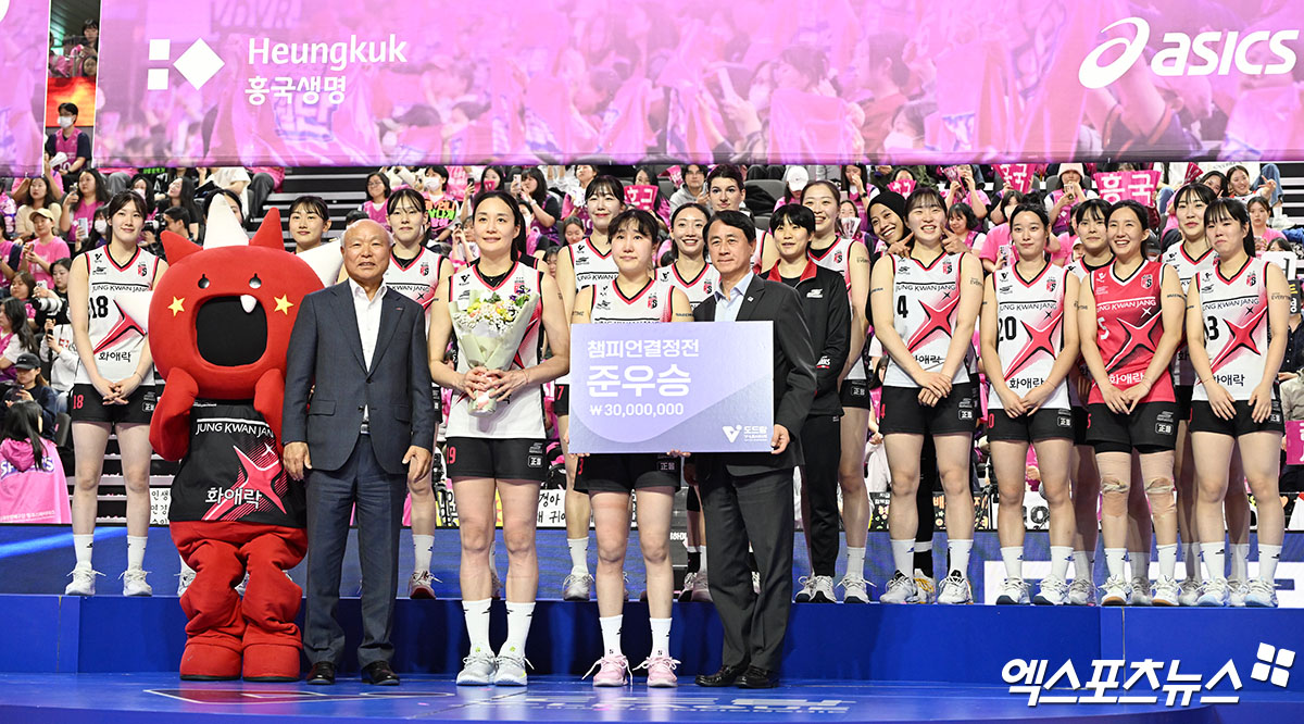 정관장 선수들이 8일 인천 삼산월드체육관에서 열린 V리그 여자부 챔피언결정전 5차전 흥국생명과의 경기에서 패해 준우승을 기록한 뒤 시상식에서 기념촬영하고 있다. 엑스포츠뉴스 인천, 김한준 기자