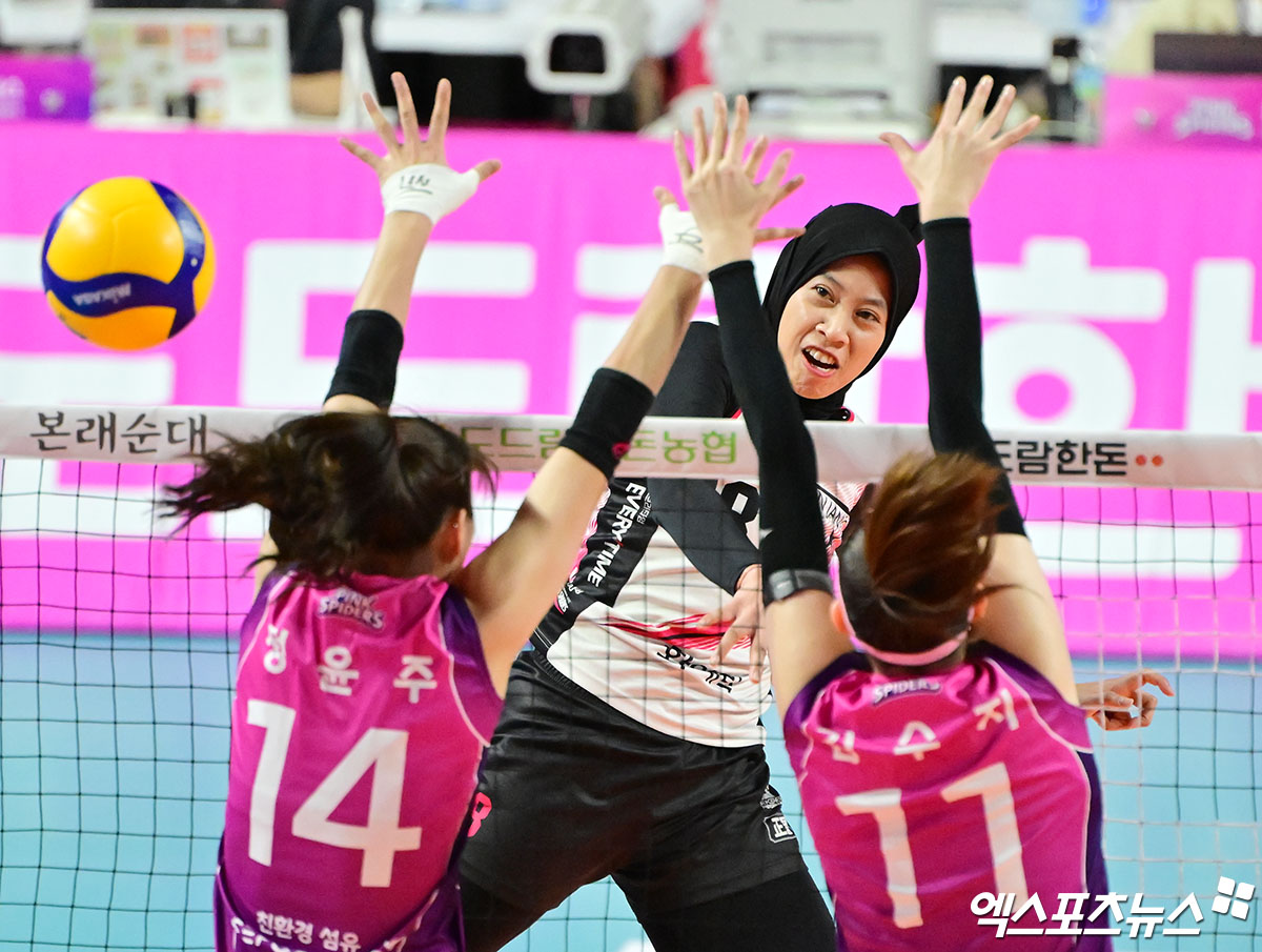 정관장 메가가 8일 인천 삼산월드체육관에서 열린 V리그 여자부 챔피언결정전 5차전 흥국생명과의 경기에서 공격하고 있다. 엑스포츠뉴스 인천, 김한준 기자
