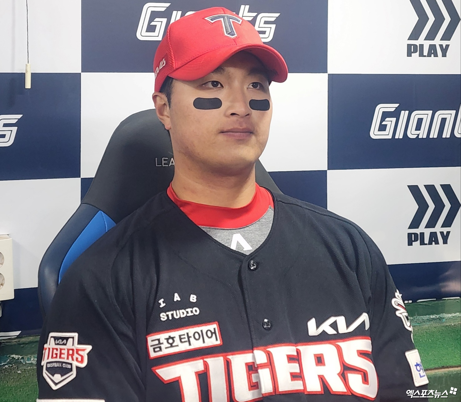 KIA 내야수 변우혁은 8일 사직구장에서 열린 '2025 신한 SOL Bank KBO 리그' 롯데와 정규시즌 첫 번째 맞대결에서 6번타자 3루수로 선발 출전했다. 6회초 2타점 역전 적시타, 8회초 결승 적시타를 쳐 공격에 활력을 불어넣었다. 사직, 박정현 기자