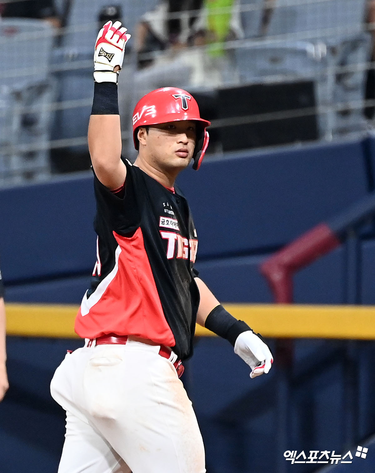 KIA 내야수 변우혁은 8일 사직구장에서 열린 '2025 신한 SOL Bank KBO 리그' 롯데와 정규시즌 첫 번째 맞대결에서 6번타자 3루수로 선발 출전했다. 6회초 2타점 역전 적시타, 8회초 결승 적시타를 쳐 공격에 활력을 불어넣었다. 엑스포츠뉴스 DB