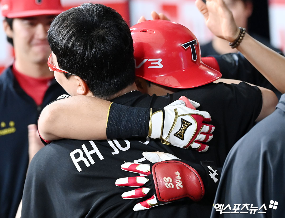 KIA 내야수 변우혁은 8일 사직구장에서 열린 '2025 신한 SOL Bank KBO 리그' 롯데와 정규시즌 첫 번째 맞대결에서 6번타자 3루수로 선발 출전했다. 6회초 2타점 역전 적시타, 8회초 결승 적시타를 쳐 공격에 활력을 불어넣었다. 엑스포츠뉴스 DB