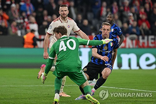 뱅상 콤파니 감독이 이끄는 바이에른 뮌헨은 9일(한국시간) 독일 뮌헨에 있는 알리안츠 아레나에서 열린 인터 밀란과의 2024-2025시즌 유럽축구연맹(UEFA) 챔피언스리그 8강 1차전에서 1-2로 패했다.  김민재는 중앙 수비수로 선발 출장해 후반 29분 교체될 때까지 74분을 소화했다. 이후 에릭 다이어가 결승 골 실점에 결정적인 역할을 하면서 뮌헨의 홈 1차전 패배 원흉이 됐다. 연합뉴스