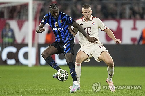 뱅상 콤파니 감독이 이끄는 바이에른 뮌헨은 9일(한국시간) 독일 뮌헨에 있는 알리안츠 아레나에서 열린 인터 밀란과의 2024-2025시즌 유럽축구연맹(UEFA) 챔피언스리그 8강 1차전에서 1-2로 패했다.  김민재는 중앙 수비수로 선발 출장해 후반 29분 교체될 때까지 74분을 소화했다. 이후 에릭 다이어가 결승 골 실점에 결정적인 역할을 하면서 뮌헨의 홈 1차전 패배 원흉이 됐다. 연합뉴스