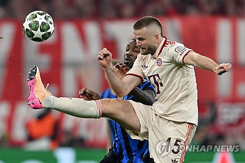 뱅상 콤파니 감독이 이끄는 바이에른 뮌헨은 9일(한국시간) 독일 뮌헨에 있는 알리안츠 아레나에서 열린 인터 밀란과의 2024-2025시즌 유럽축구연맹(UEFA) 챔피언스리그 8강 1차전에서 1-2로 패했다.  김민재는 중앙 수비수로 선발 출장해 후반 29분 교체될 때까지 74분을 소화했다. 이후 에릭 다이어가 결승 골 실점에 결정적인 역할을 하면서 뮌헨의 홈 1차전 패배 원흉이 됐다. 연합뉴스