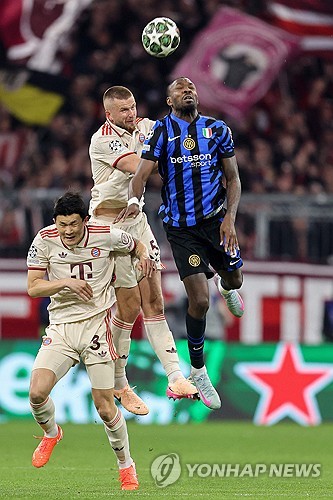 뱅상 콤파니 감독이 이끄는 바이에른 뮌헨은 9일(한국시간) 독일 뮌헨에 있는 알리안츠 아레나에서 열린 인터 밀란과의 2024-2025시즌 유럽축구연맹(UEFA) 챔피언스리그 8강 1차전에서 1-2로 패했다.  김민재는 중앙 수비수로 선발 출장해 후반 29분 교체될 때까지 74분을 소화했다. 이후 에릭 다이어가 결승 골 실점에 결정적인 역할을 하면서 뮌헨의 홈 1차전 패배 원흉이 됐다. 연합뉴스