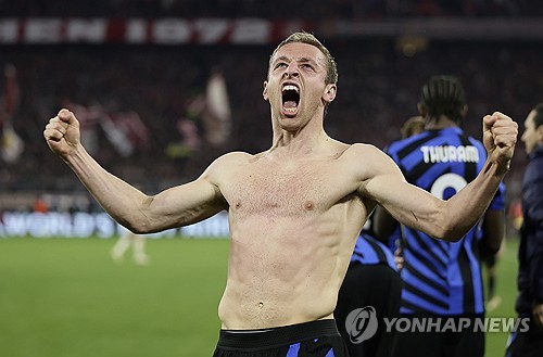 뱅상 콤파니 감독이 이끄는 바이에른 뮌헨은 9일(한국시간) 독일 뮌헨에 있는 알리안츠 아레나에서 열린 인터 밀란과의 2024-2025시즌 유럽축구연맹(UEFA) 챔피언스리그 8강 1차전에서 1-2로 패했다.  김민재는 중앙 수비수로 선발 출장해 후반 29분 교체될 때까지 74분을 소화했다. 이후 에릭 다이어가 결승 골 실점에 결정적인 역할을 하면서 뮌헨의 홈 1차전 패배 원흉이 됐다. 연합뉴스