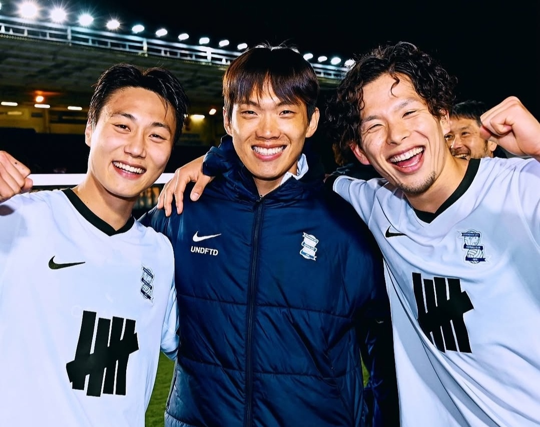 크리스 데이비스 감독이 이끄는 버밍엄 시티가 9일(한국시간) 영국 피터버러에 있는 웨스턴 홈즈 스타디움에서 열린 피터버러와의 2024-2025시즌 리그 원(3부) 31라운드 원정 순연 경기에서 2-1로 승리했다. 이 승리로 버밍엄은 2부리그 챔피언십으로 승격을 확정지었다. 버밍엄