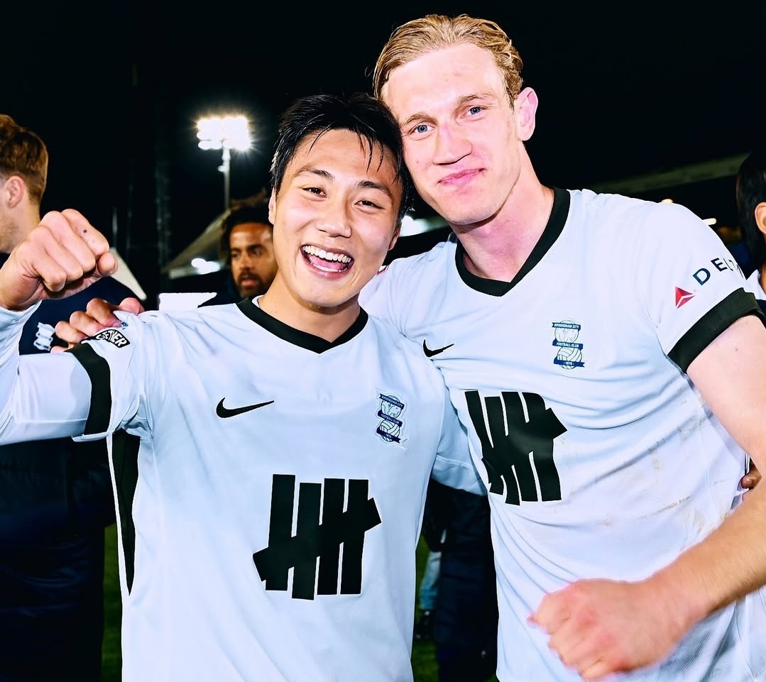 크리스 데이비스 감독이 이끄는 버밍엄 시티가 9일(한국시간) 영국 피터버러에 있는 웨스턴 홈즈 스타디움에서 열린 피터버러와의 2024-2025시즌 리그 원(3부) 31라운드 원정 순연 경기에서 2-1로 승리했다. 이 승리로 버밍엄은 2부리그 챔피언십으로 승격을 확정지었다. 버밍엄