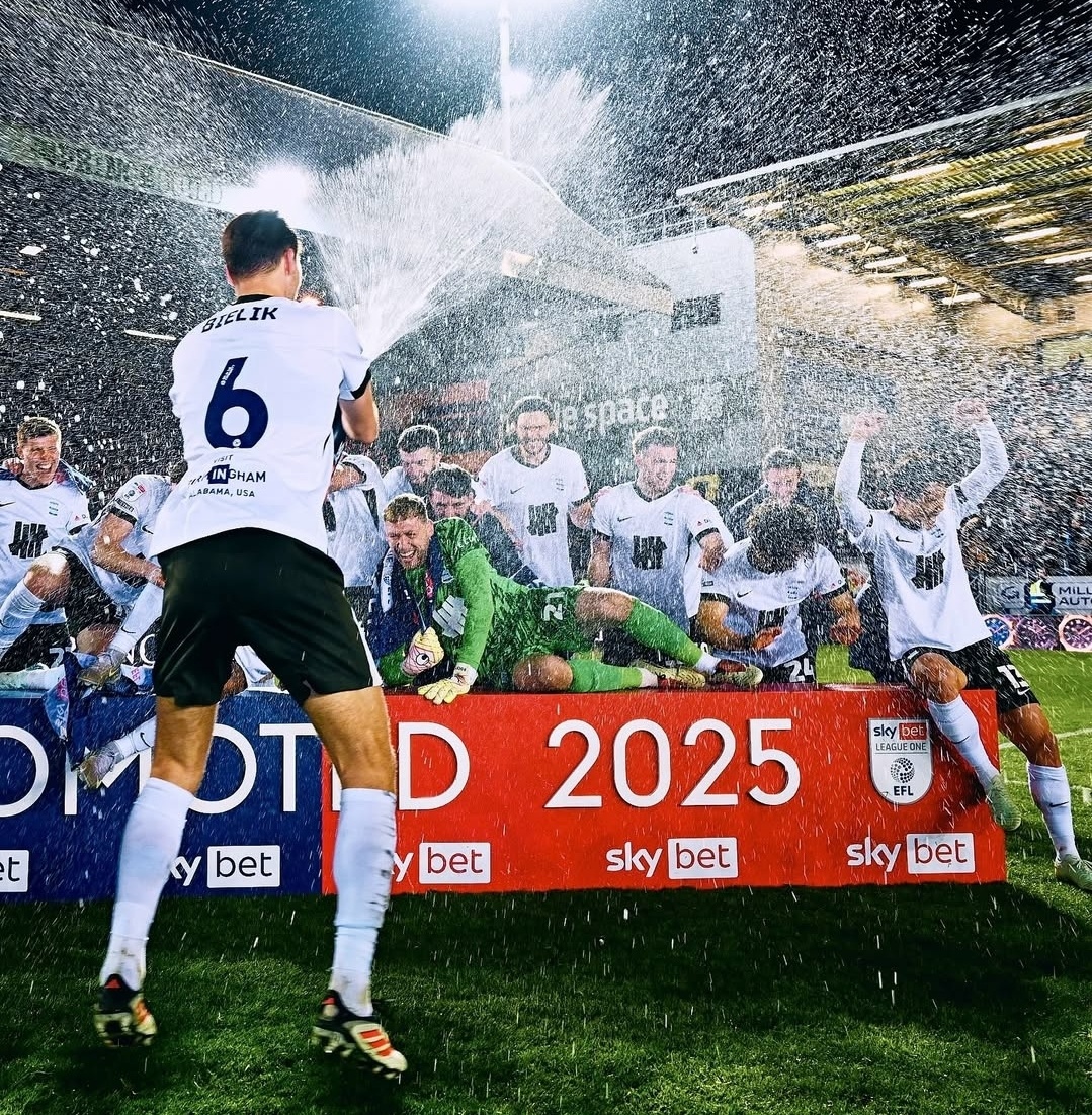 크리스 데이비스 감독이 이끄는 버밍엄 시티가 9일(한국시간) 영국 피터버러에 있는 웨스턴 홈즈 스타디움에서 열린 피터버러와의 2024-2025시즌 리그 원(3부) 31라운드 원정 순연 경기에서 2-1로 승리했다. 이 승리로 버밍엄은 2부리그 챔피언십으로 승격을 확정지었다. 버밍엄