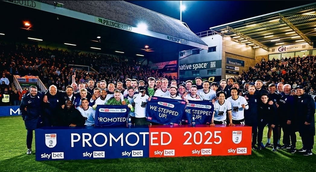 크리스 데이비스 감독이 이끄는 버밍엄 시티가 9일(한국시간) 영국 피터버러에 있는 웨스턴 홈즈 스타디움에서 열린 피터버러와의 2024-2025시즌 리그 원(3부) 31라운드 원정 순연 경기에서 2-1로 승리했다. 이 승리로 버밍엄은 2부리그 챔피언십으로 승격을 확정지었다. 버밍엄