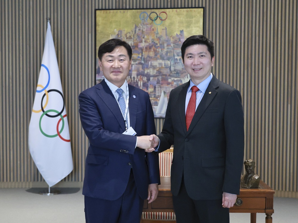 유승민(오른쪽) 대한체육회장과 김관영 전북지사가 스위스 로잔에 위치한 국제올림픽위원회(IOC)를 공식 방문해 2036 전북 하계 올림픽 유치를 위한 본격적인 활동에 돌입했다. 사진 대한체육회
