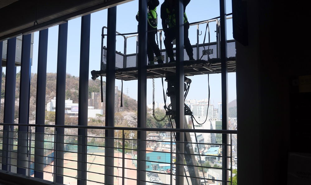 지난 1일 경남 창원시 마산회원구 창원NC파크에서 외부 안전 점검 업체가 긴급 점검을 하고 있다. 연합뉴스