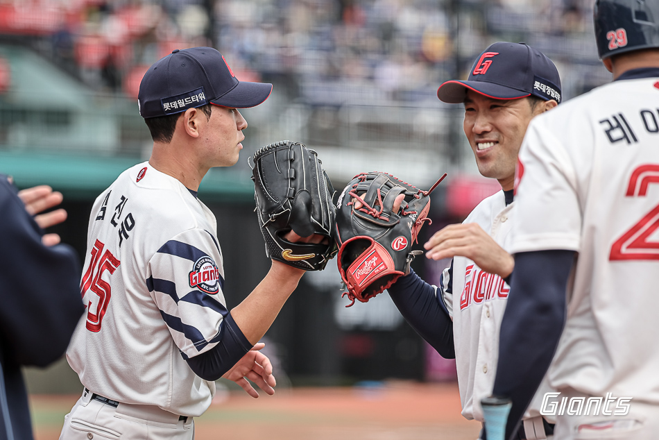롯데 투수 김진욱(왼쪽 첫 번째)은 지난 8일 사직구장에서 열린 '2025 신한 SOL Bank KBO 리그' KIA와 정규시즌 첫 번째 맞대결에서 선발 등판했다. 5회초까지 완벽했지만, 6회초 급격하게 흔들려 5⅓이닝 3실점 했다. 롯데 자이언츠