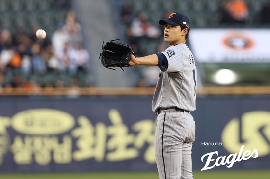 문동주는 지난 8일 서울 잠실구장에서 열린 2025 신한 Sol 뱅크 KBO리그 두산 베어스전에 선발 등판해 4이닝 64구 5피안타 1피홈런 5탈삼진 4실점 3자책을 기록했다. 한화 이글스