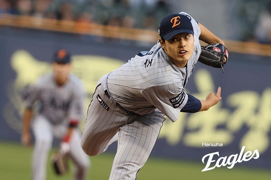 문동주는 지난 8일 서울 잠실구장에서 열린 2025 신한 Sol 뱅크 KBO리그 두산 베어스전에 선발 등판해 4이닝 64구 5피안타 1피홈런 5탈삼진 4실점 3자책을 기록했다. 한화 이글스