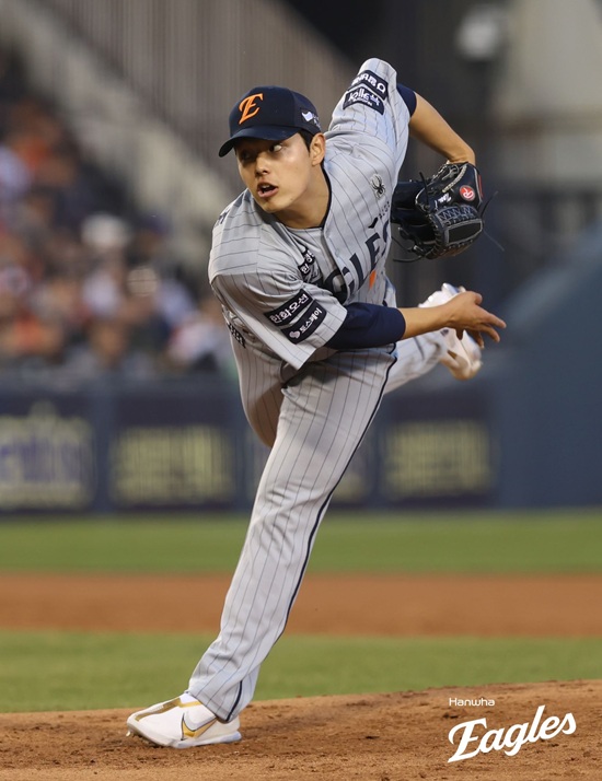 문동주는 지난 8일 서울 잠실구장에서 열린 2025 신한 Sol 뱅크 KBO리그 두산 베어스전에 선발 등판해 4이닝 64구 5피안타 1피홈런 5탈삼진 4실점 3자책을 기록했다. 한화 이글스