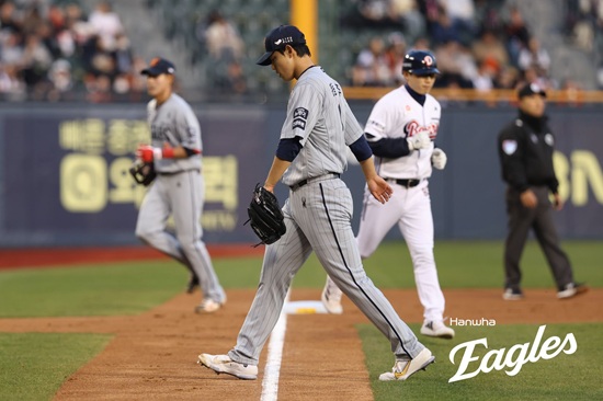 문동주는 지난 8일 서울 잠실구장에서 열린 2025 신한 Sol 뱅크 KBO리그 두산 베어스전에 선발 등판해 4이닝 64구 5피안타 1피홈런 5탈삼진 4실점 3자책을 기록했다. 한화 이글스