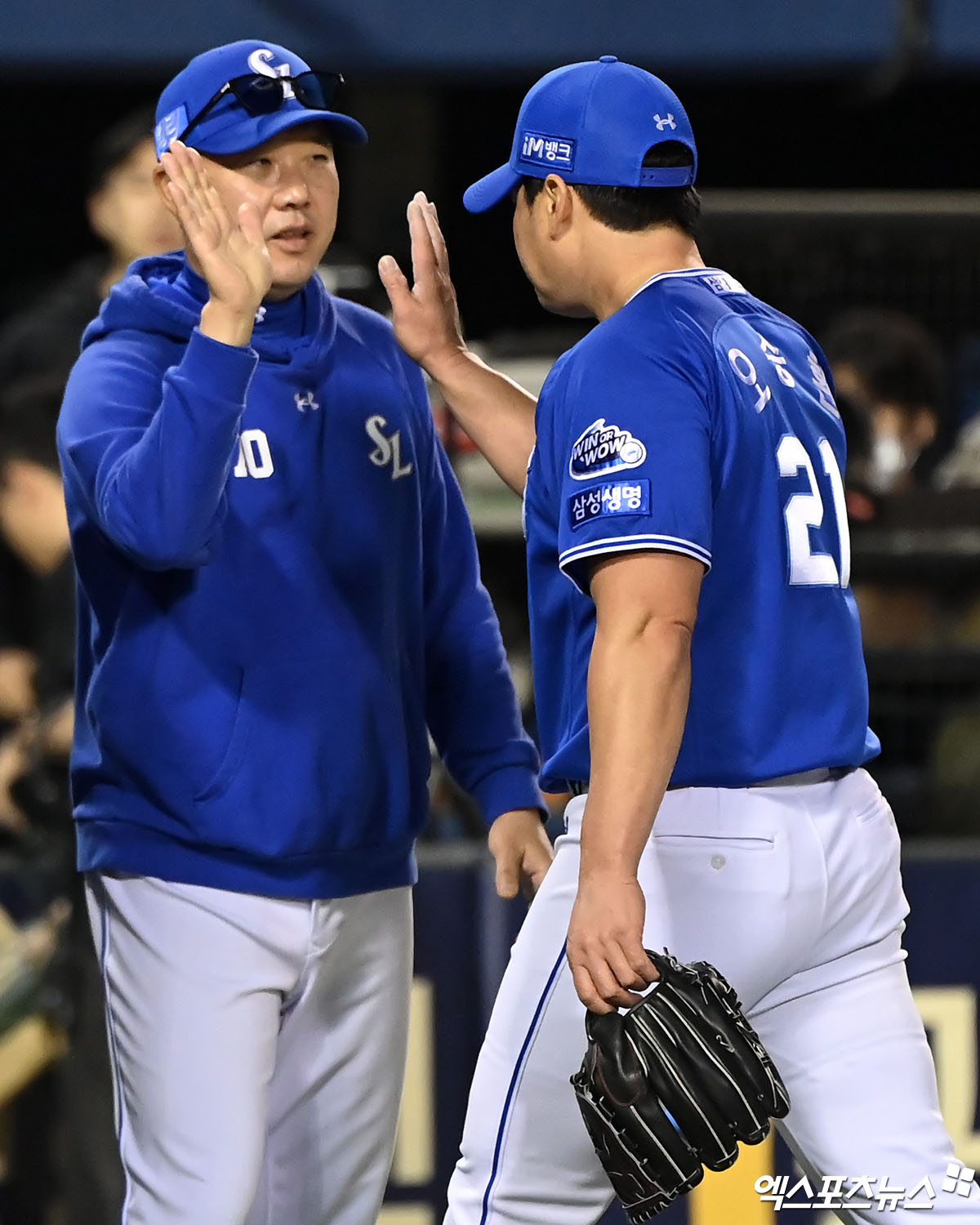 왼쪽부터 삼성 라이온즈 박진만 감독과 투수 오승환. 정규시즌 경기에서 승리한 뒤 하이파이브하고 있다. 엑스포츠뉴스 DB