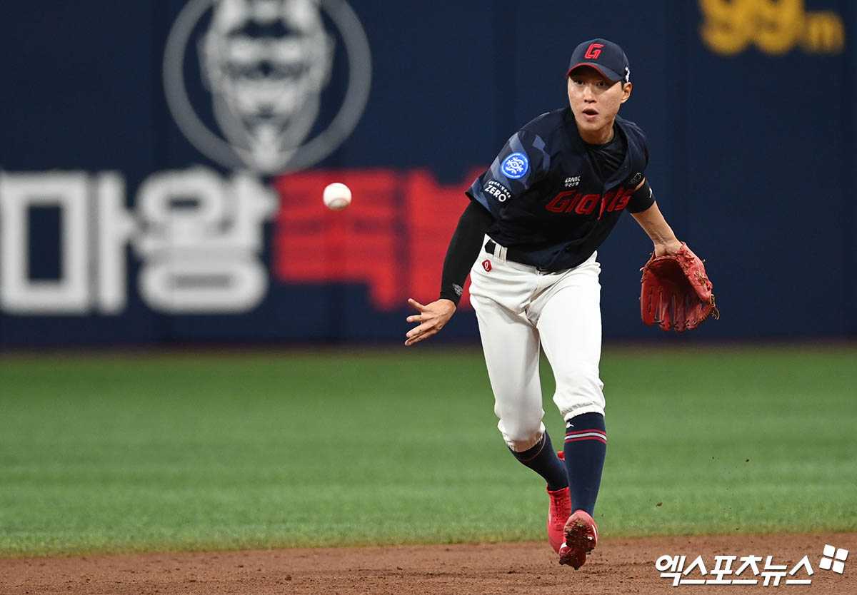 롯데 내야수 박승욱은 9일 사직구장에서 열릴 '2025 신한 SOL Bank KBO 리그' KIA와 정규시즌 두 번째 맞대결을 앞두고 1군에서 빠졌다. 1군에 복귀한 8일 사직 KIA전에서 실책 2개를 저지르며 실망감을 안겼다. 엑스포츠뉴스 DB