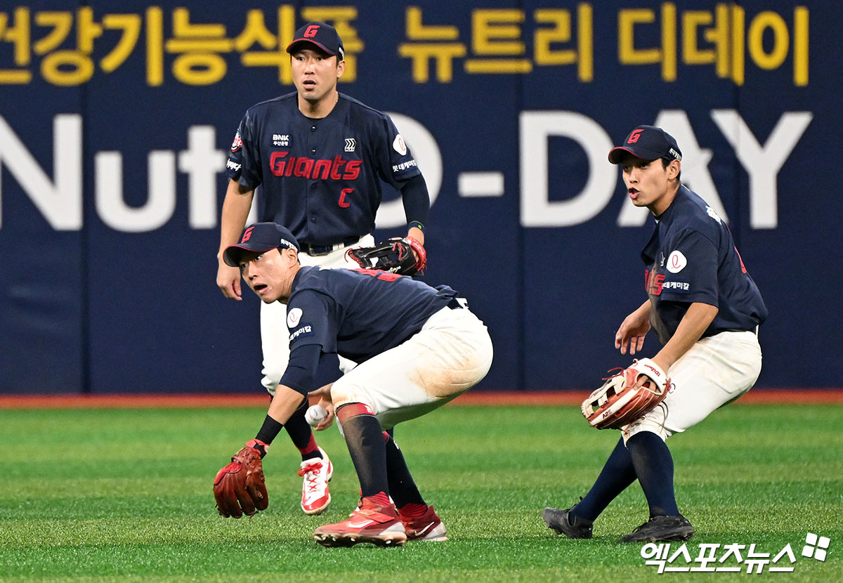 롯데 내야수 박승욱(가운데)은 9일 사직구장에서 열릴 '2025 신한 SOL Bank KBO 리그' KIA와 정규시즌 두 번째 맞대결을 앞두고 1군에서 빠졌다. 1군에 복귀한 8일 사직 KIA전에서 실책 2개를 저지르며 실망감을 안겼다. 엑스포츠뉴스 DB