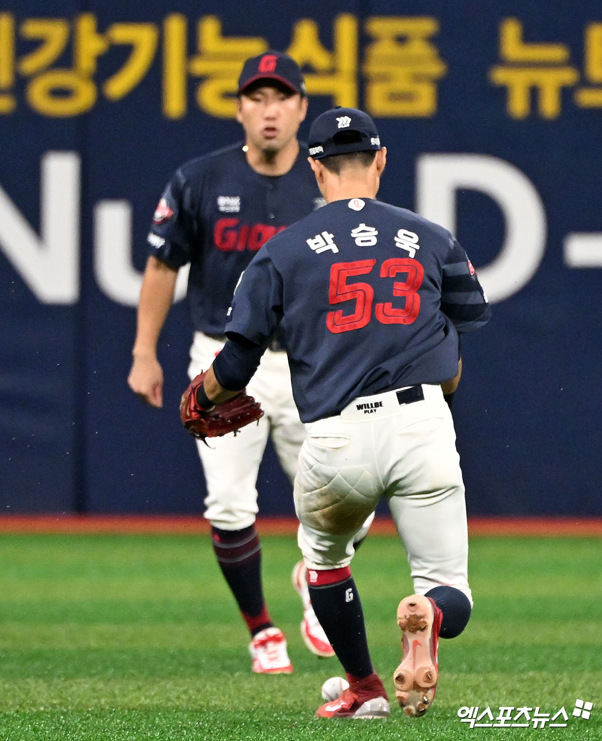 롯데 내야수 박승욱(53번)은 9일 사직구장에서 열릴 '2025 신한 SOL Bank KBO 리그' KIA와 정규시즌 두 번째 맞대결을 앞두고 1군에서 빠졌다. 1군에 복귀한 8일 사직 KIA전에서 실책 2개를 저지르며 실망감을 안겼다. 엑스포츠뉴스 DB