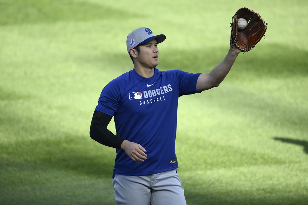 LA 다저스 오타니 쇼헤이가 2025 미국 메이저리그 정규시즌 경기를 앞두고 몸을 풀고 있다. AP 연합뉴스