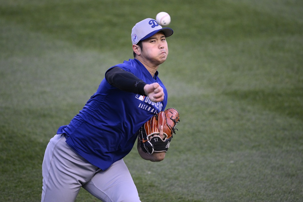 LA 다저스 오타니 쇼헤이가 2025 미국 메이저리그 정규시즌 경기를 앞두고 몸을 풀고 있다. AP 연합뉴스