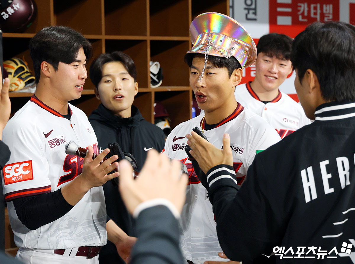 키움 히어로즈 캡틴 송성문(가운데)이 9일 서울 고척스카이돔에서 열린 2025 신한 SOL Bank KBO리그 LG 트윈스와의 팀 간 2차전에서 1회말 결승 선제 솔로 홈런을 쳐내며 팀의 3연패 탈출을 이끌었다. 사진 김한준 기자