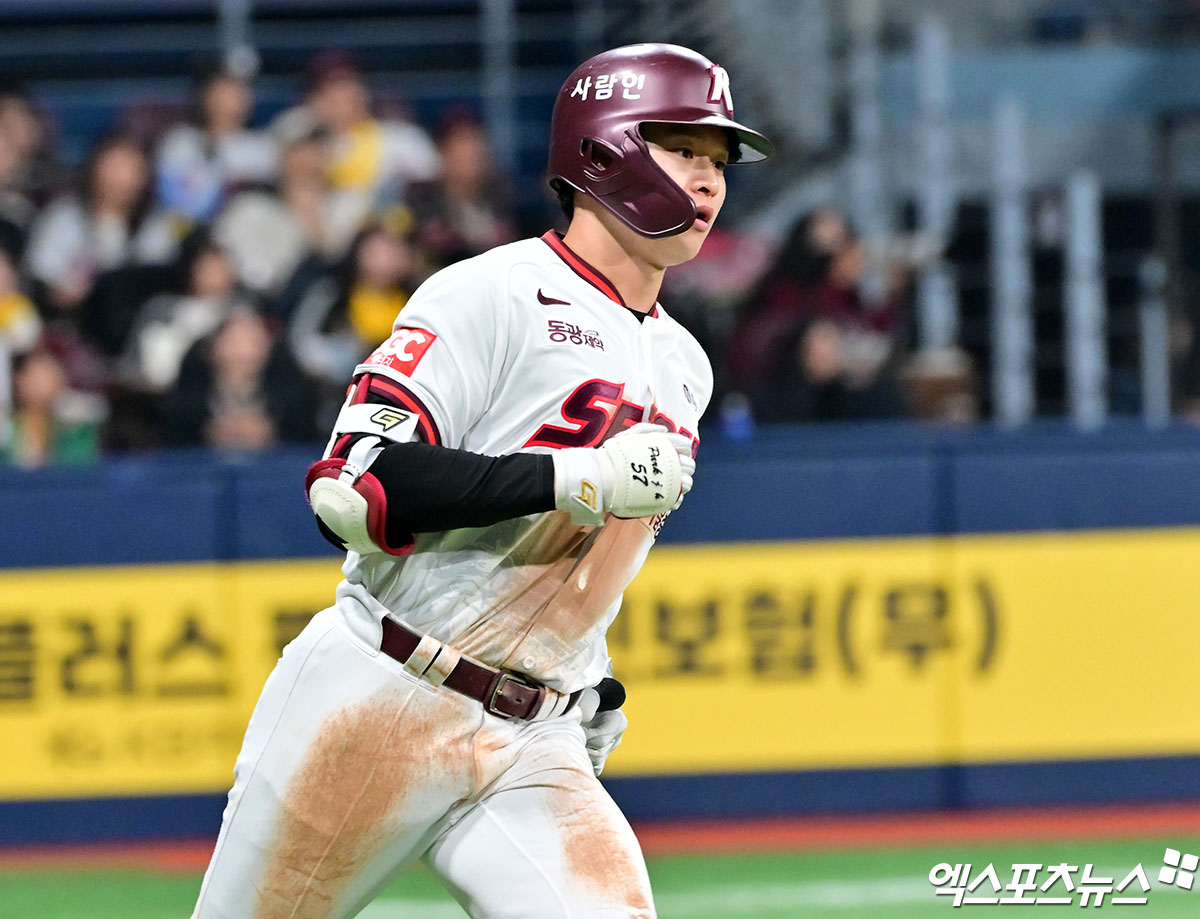 키움 히어로즈 외야수 박주홍이 9일 서울 고척스카이돔에서 열린 2025 신한 SOL Bank KBO리그 LG 트윈스와의 팀 간 2차전에서 4회초 솔로 홈런을 쳐내면서 팀의 3연패 탈출에 힘을 보탰다. 사진 김한준 기자