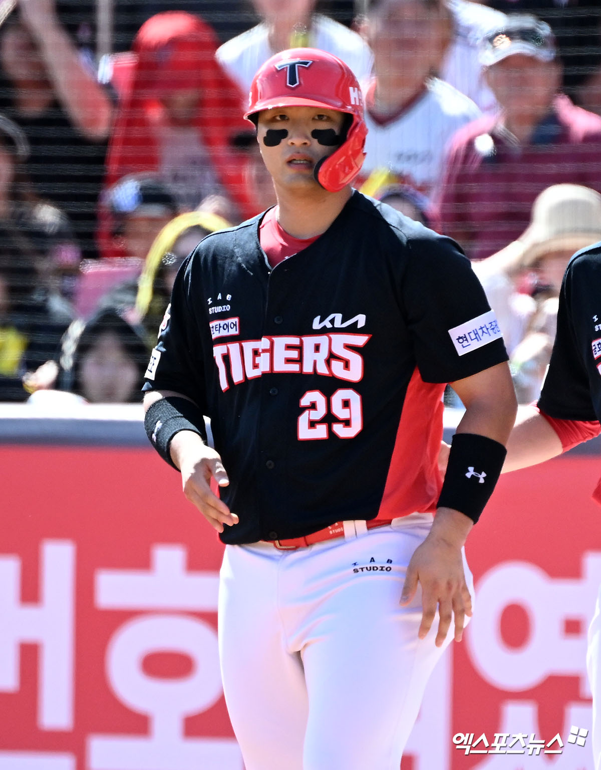 KIA 내야수 변우혁은 9일 사직구장에서 열린 '2025 신한 SOL Bank KBO 리그' 롯데와 정규시즌 두 번째 맞대결에서 6번타자 3루수로 선발 출전했다. 직전 경기인 8일 사직 롯데전에서 역전타와 결승타를 쳐 기대감을 불러 모았다. 엑스포츠뉴스 DB