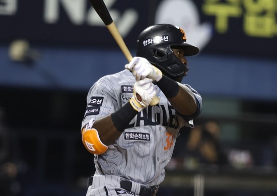 한화 이글스 외국인 타자 플로리얼이 9일 잠실 두산전에서 2안타 2볼넷 2타점 1득점 맹활약으로 팀 2연패 탈출을 이끌었다. 한화 이글스