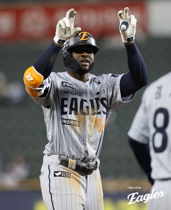 한화 이글스 외국인 타자 플로리얼이 지난 9일 잠실 두산전에서 2안타 2타점 1득점 2볼넷으로 팀 승리에 큰 힘을 보탰다. 한화 이글스